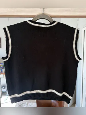 Hot Topic Women's Black/White Solid Knit V-Neck Skull Embroidered Sweater Vest L thumbnail 4
