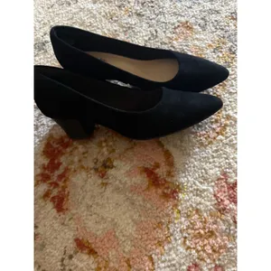 Clarks Collection Black Suede Pointed Toe Block Heel Pumps Witchy 6M thumbnail 4