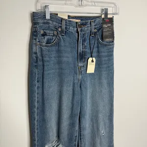 NWT‎ Levi’s Women’s High Rise Loose Flare Leg Relaxed Ripped Knee Size 25 x 32 thumbnail 4