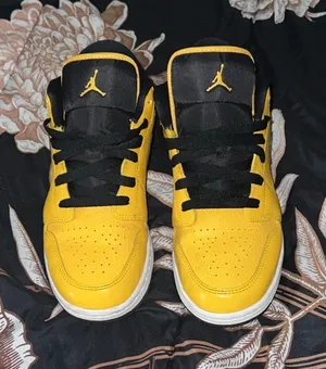 Nike Air Jordan 1 Low Youth 6.5 Black & Yellow(Women’s 8) thumbnail 1