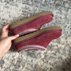 Women’s fuchsia pink Ugg Tasman slippers size 6 thumbnail 5
