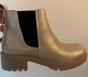 Seven7 NWT Billie Chelsea Boot Gold Women’s Sz 9 thumbnail 4