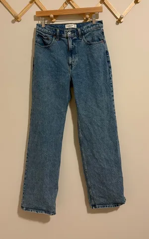 Abercrombie and Fitch The 90s Relaxed Jean size 6 thumbnail 1