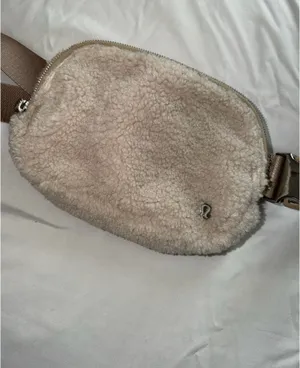Lululemon Sherpa Belt Everywhere Bag Fleece thumbnail 2