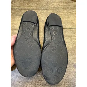 Authentic Tory Burch Claire Black Size 6.5 7 Ballet Flats‎ Gold Logo Medallion thumbnail 5