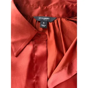 Banana Republic Rust Red Sleeveless Blouse Small Oversized Collar Button Front thumbnail 3
