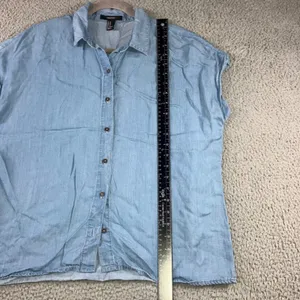 Forever 21 Chambray Shirt Women‎ Medium Button Down Short Sleeve Casual thumbnail 4