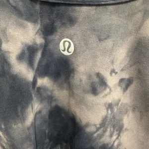 Lululemon crop shirt like new in size 4 it is new without tags thumbnail 3
