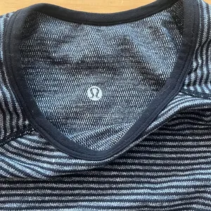 lululemon Reversible Rulu Long Sleeve Tee Top | Size 4 | EUC thumbnail 4