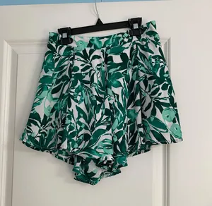 Vestique Floral Green Shorts thumbnail 1