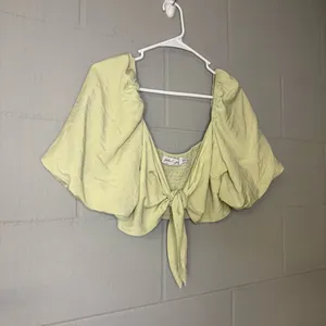 Petal & Pup Celine Top Puff Sleeve Tie Front Blouse in Green Women’s Size 10 thumbnail 4