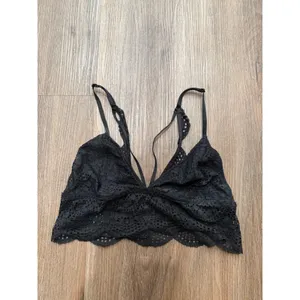Victoria's Secret Black Lace‎ Bralette V-Neck Cage Strap Scalloped Eyelet Size M thumbnail 2