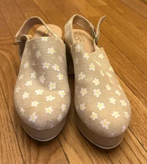 No Boundaries Daisy Memory Foam Sandal Clogs 2.5” Size 7 thumbnail 1
