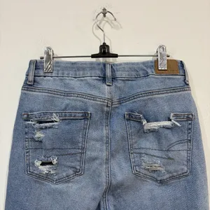 American Eagle Ripped Mom Jeans Size 6 Light Wash Distressed thumbnail 7