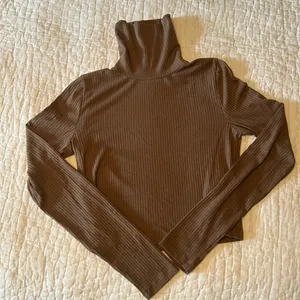 Madewell ribbed super crop turtleneck top in castle rock thumbnail 3