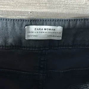 Zara woman coated black pants thumbnail 4