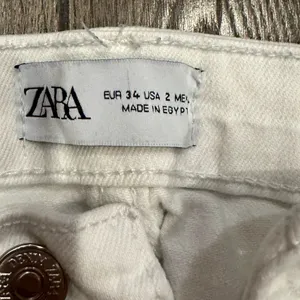 Zara Women’s White Hi-Rise Straight Jeans Size 2 Ankle Length Raw Hem Edge thumbnail 3