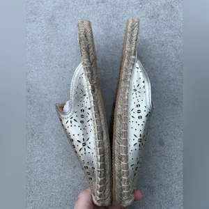 Soludos Gold Eyelet Floral Woven Mules Women’s Size 5.5 thumbnail 3