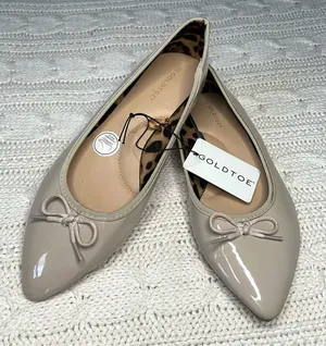 Gold Toe Womens Patent Ballet Flats with Bow and Leopard Lining in Nude thumbnail 1