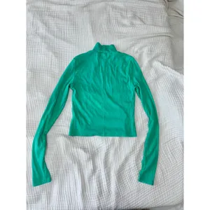 Women's American Eagle Outfitters Green Ribbed Long Sleeve Tee M thumbnail 2