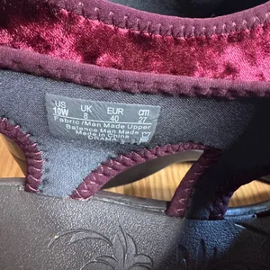 Bzees Drama Women's Velvet Wedge Sandals Burgundy Size 10W thumbnail 4