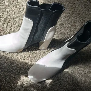 Yo‎ Ki Creme Black Wedge Boots Size 5.5 thumbnail 3