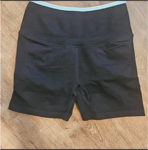 fabletics 4” black and white piping seamless scrunch high waisted shorts thumbnail 2