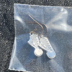 💎🩶 Vintage Y2K 2000s NWT Fender Silver Tone Metal Guitar Head Pendant Earrings and Chain Necklace Set $24.99 🩶💎 thumbnail 3