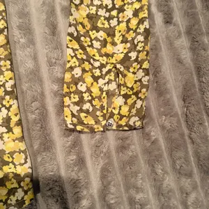 LOFT Womens Yellow Olive‎ Green Floral V-Neck Puff Sleeve Blouse Top M thumbnail 6