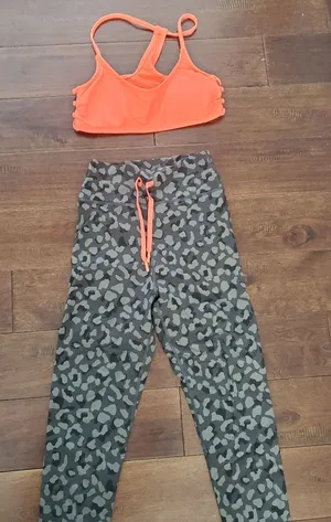 White Fox Boutique Athletic set bright orange padded work our bra size 34 B and xs SDX WFA … thumbnail 1