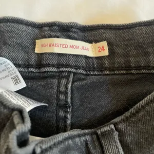 Levis High Waisted Mom Jeans Black Washed Distressed Women's Size 24 thumbnail 3