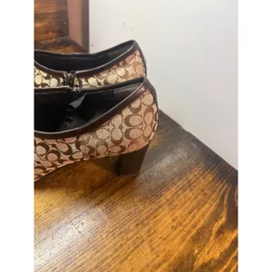 Coach Daphne‎ Tan And Brown Heels Size 7.5 thumbnail 5