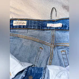 Levi’s Wedgie Straight Distressed Jeans thumbnail 9
