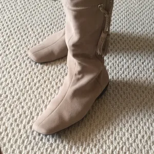Great pair of suede boots. BNWT. Size 7.5 thumbnail 4