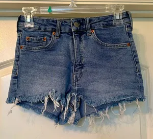H&M - DENIM CUT-OFF SHORTS! 💙💙 thumbnail 1