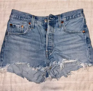 Levi’s 501 Denim Shorts Distressed Women’s 25 thumbnail 1