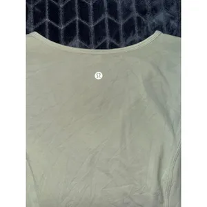 Lululemon‎ Nulu Cropped Slim Yoga Short Sleeve Green Fern V Neck Top Women 4 thumbnail 3