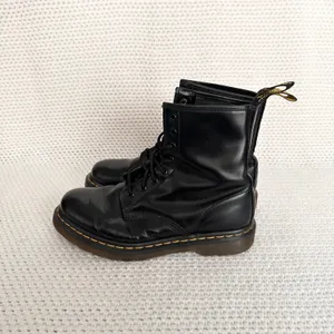 Dr Martens Black Smooth Shiny Leather 1460 Classic Combat Boots Women 9 Men 7 thumbnail 5