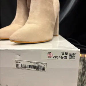 Chic Beige‎ Women's Heeled Boots Tan Size 8 thumbnail 4