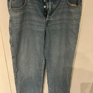 Women’s Universal Threads Mid Rise 90’s Baggy Blue Jeans with gold hardware thumbnail 3