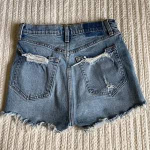 Abercrombie and Fitch high rise light wash mom shorts size 25 thumbnail 7