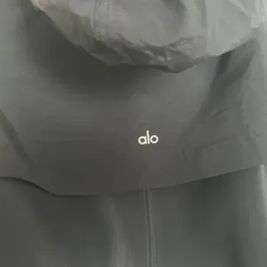 Alo Yoga Cropped Engage Cargo Parka Black S thumbnail 4