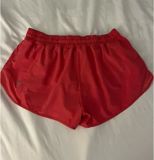 Lululemon hottie hots 2.5 low rise  thumbnail 2