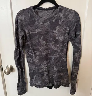 Lululemon grey camo long sleeve athletic shirt size 8 thumbnail 5