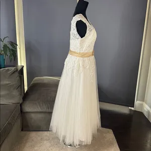 Women’s White Sleeveless V-Neck Wedding Dress Lace Applique Zip Back Size M NWT thumbnail 3