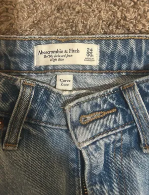 Abercrombie Curve Love Relaxed Jeans thumbnail 2