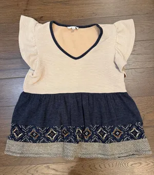 THML Tan and Navy Knit Flutter-Sleeve Casual Top Size Medium - C68-020 thumbnail 1