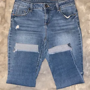 Distressed Blue Denim Jeans – Classic Streetwear Style with Branding Patch thumbnail 2