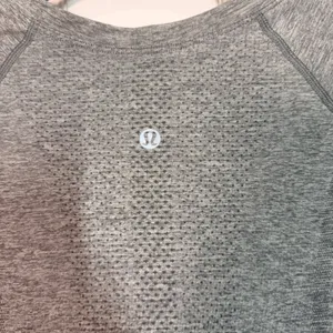 Lululemon Peloton Performance Tee Women Grey Swifty Tech Short Sleeve size 10 thumbnail 4