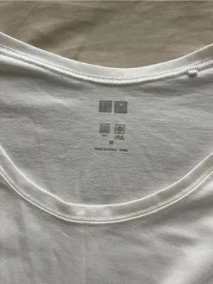 Uniqlo White Scoop Neck Tee thumbnail 2
